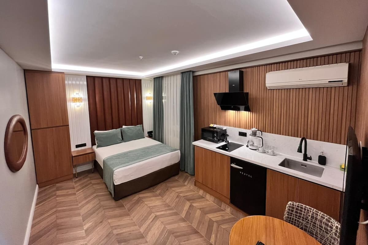 Familie studio | Luxe beddengoed, een minibar, een kluis op de kamer