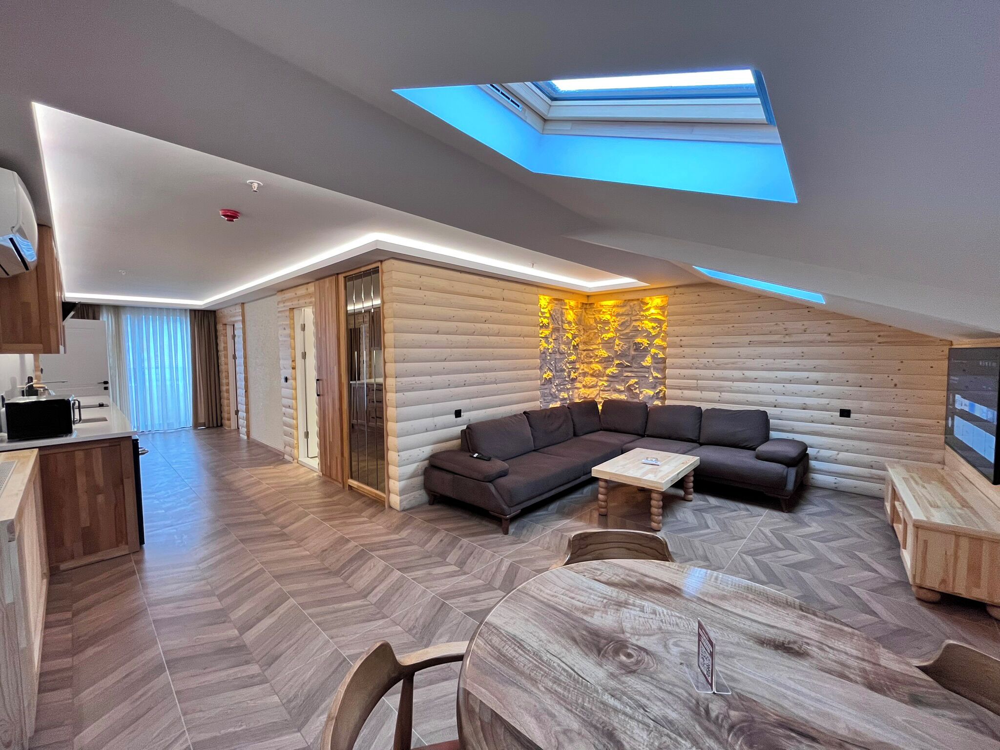 家庭套房 | 高档床上用品、迷你吧、客房内保险箱、特色装修