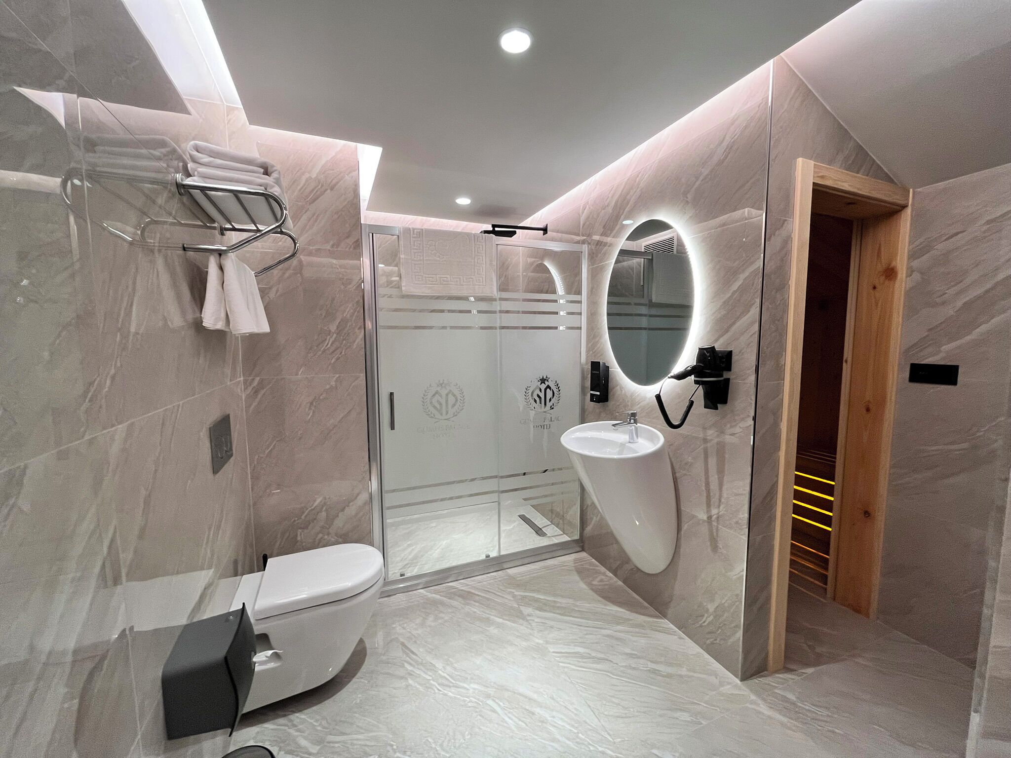 Habitación Business | Ropa de cama de alta calidad, minibar, caja fuerte