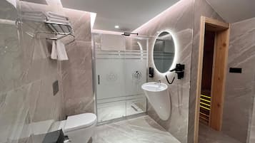 Habitación Business | Ropa de cama de alta calidad, minibar, caja fuerte