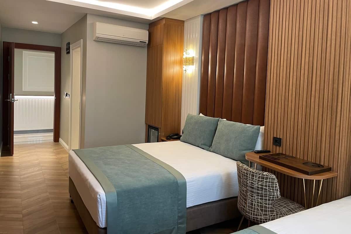 Luxe kamer | Woonruimte | Een 40-cm flatscreentelevisie met satellietzenders en een televisie