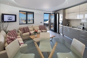 Elea Home outdoor Plunge Pool | Living area