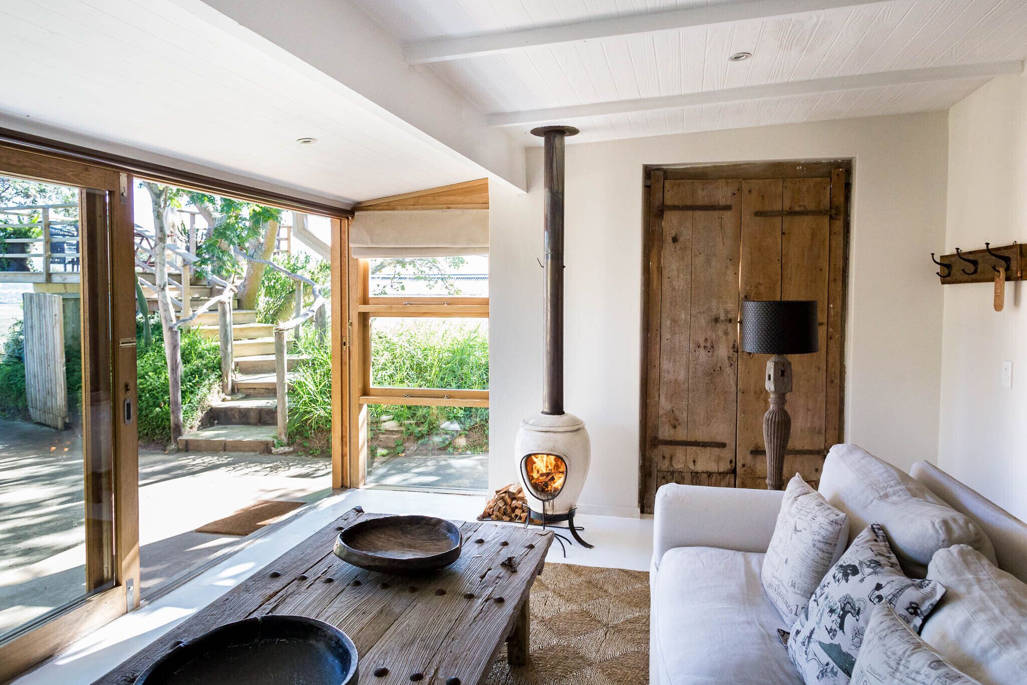 Luxe kamer, 1 kingsize bed (King) | Woonruimte | Een plasmatelevisie en een open haard