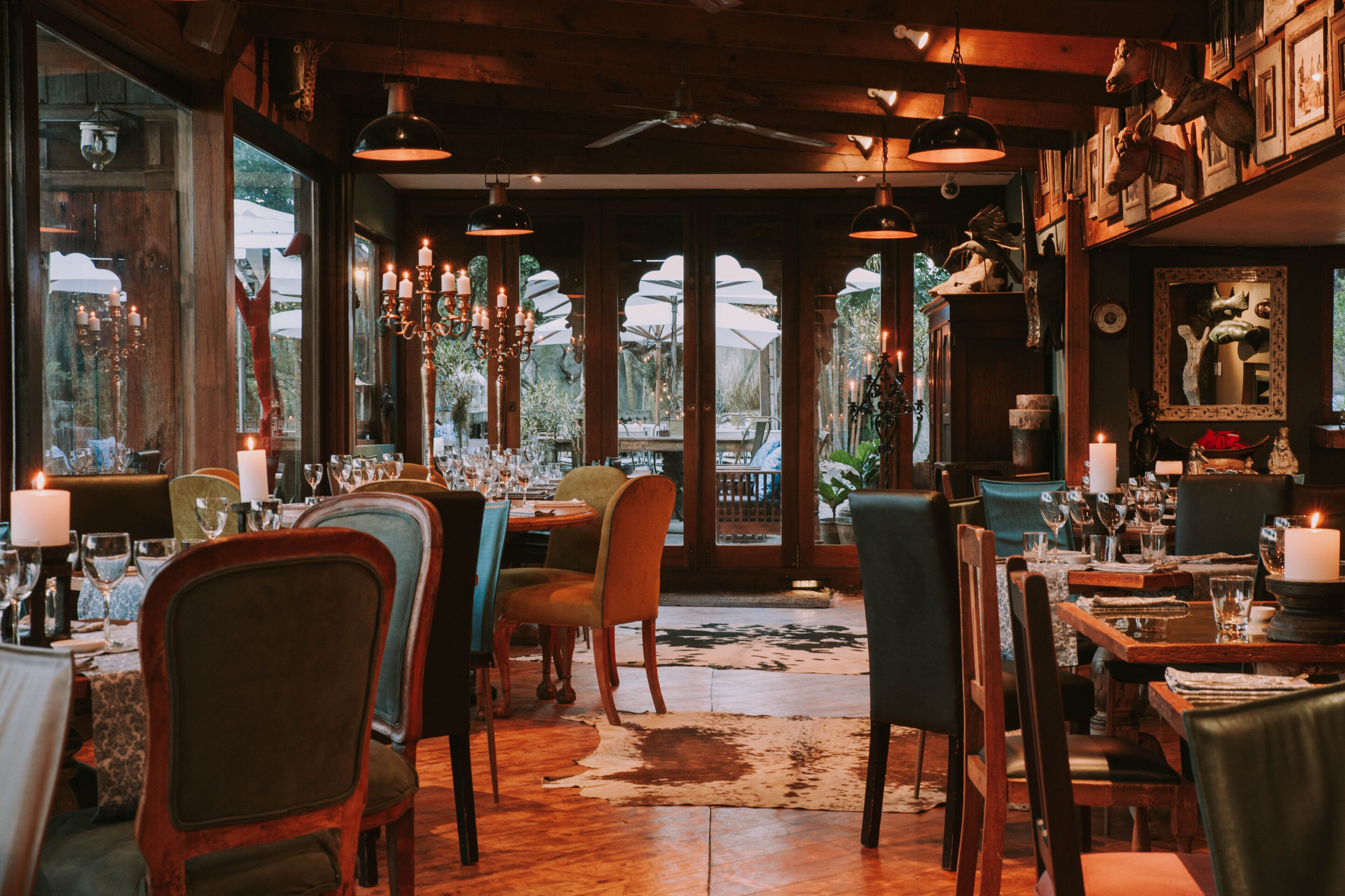 2 間餐廳，供應午餐和晚餐，披薩