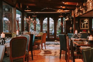 2 restaurantes, com serviço de almoço e jantar; pizza