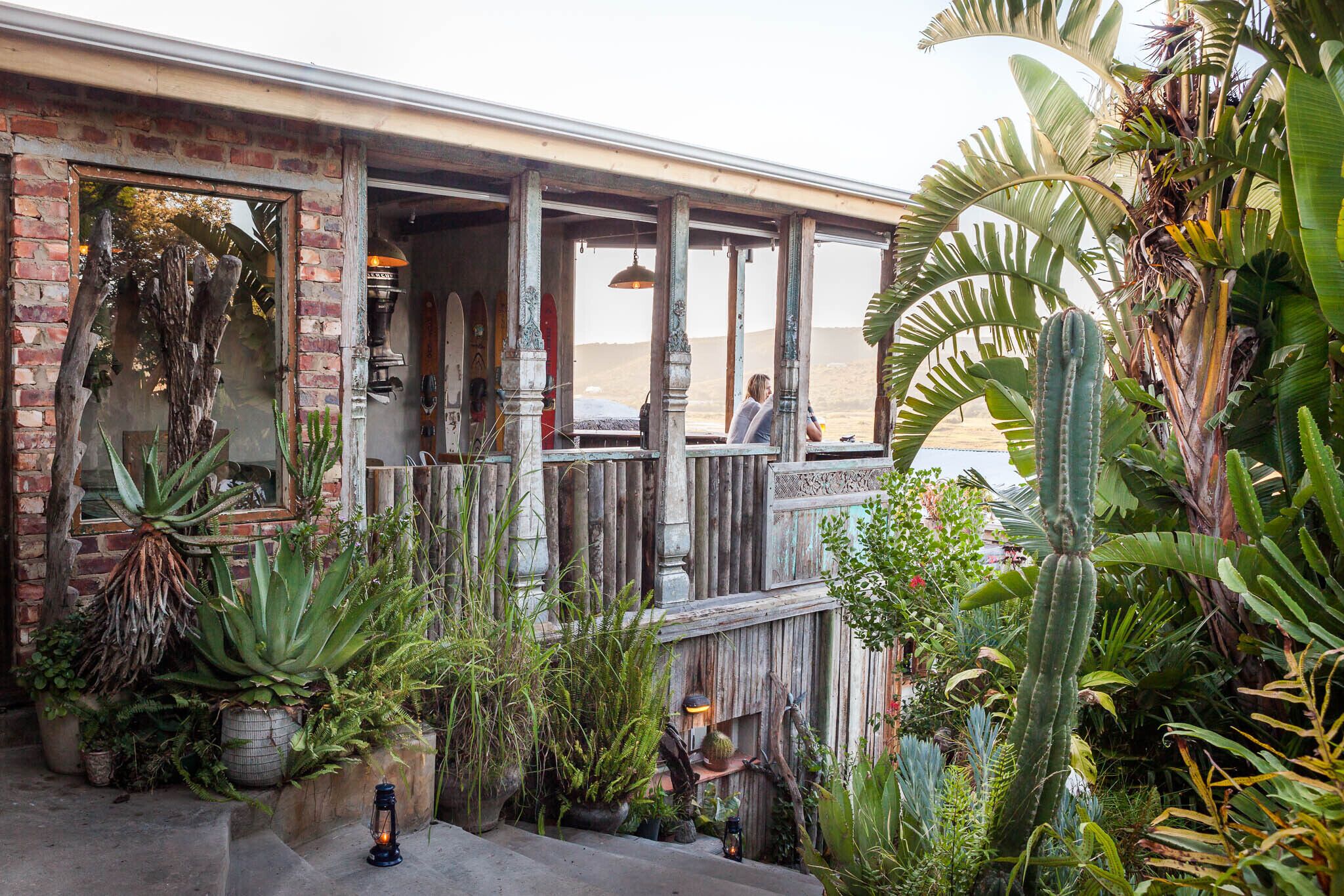 2 間餐廳，供應午餐和晚餐，披薩