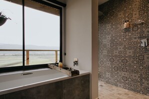 Combined shower/bathtub, deep-soaking bathtub, designer toiletries - Emily Moon River Lodge (Plettenberg Bay)