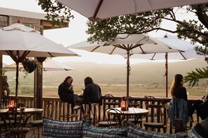 2 restaurants; lunch and dinner served  - Emily Moon River Lodge (Plettenberg Bay)