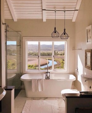 Luxury Room | Bathroom | Combined shower/bathtub, deep-soaking bathtub, designer toiletries - Emily Moon River Lodge (Plettenberg Bay)