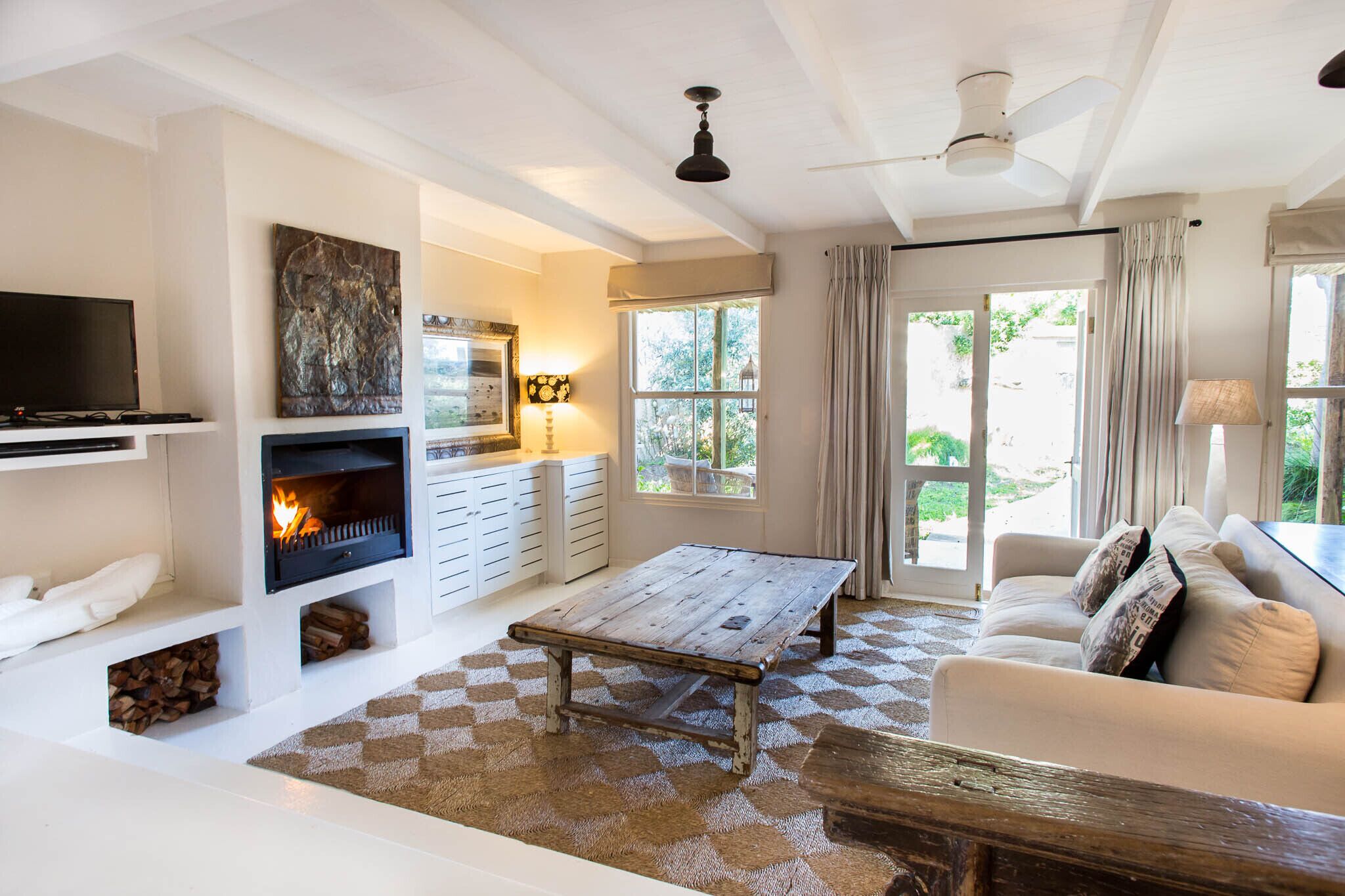 Familie suite, uitzicht op tuin | Woonruimte | Een plasmatelevisie en een open haard