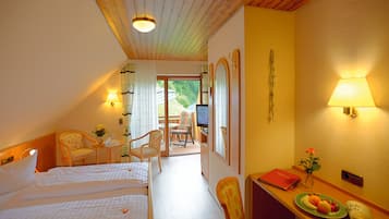 Habitación doble, balcón | Ropa de cama hipoalergénica y minibar