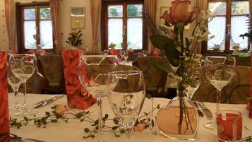 Cocina regional con mesas al aire libre