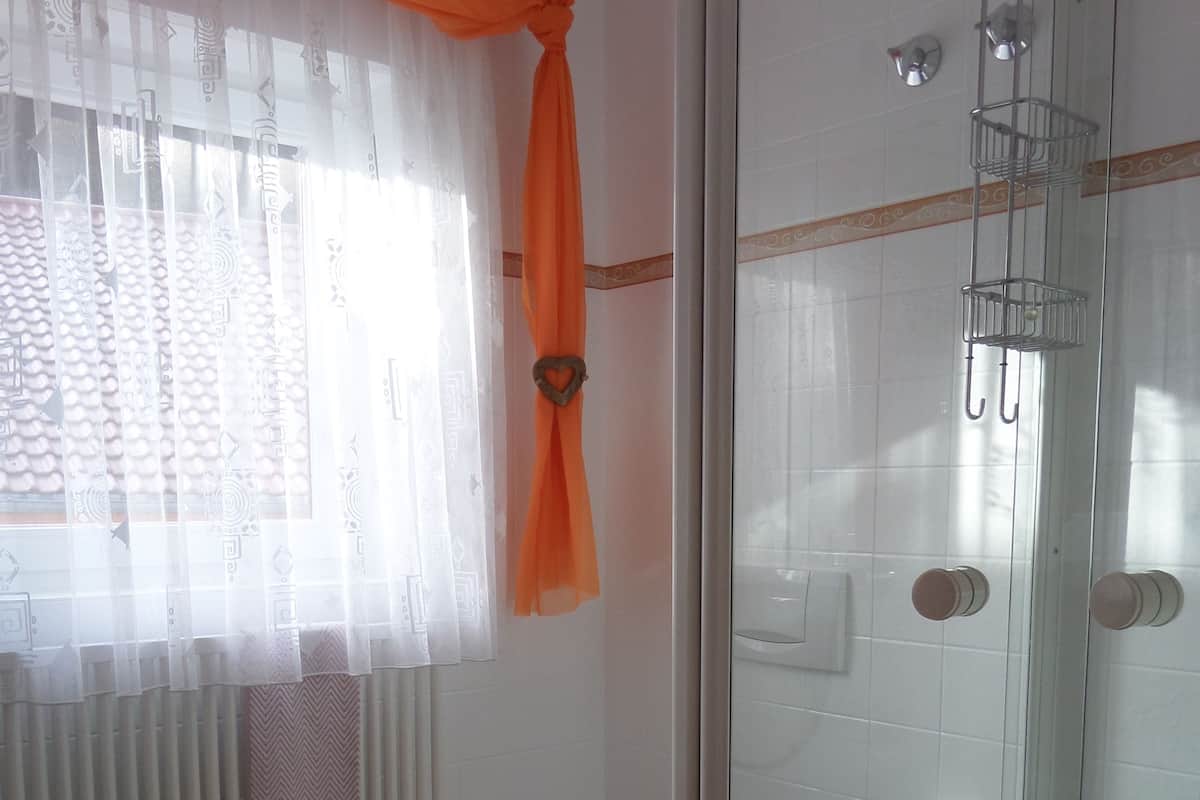 deluxe double room, 1 bedroom, balcony | bathroom shower