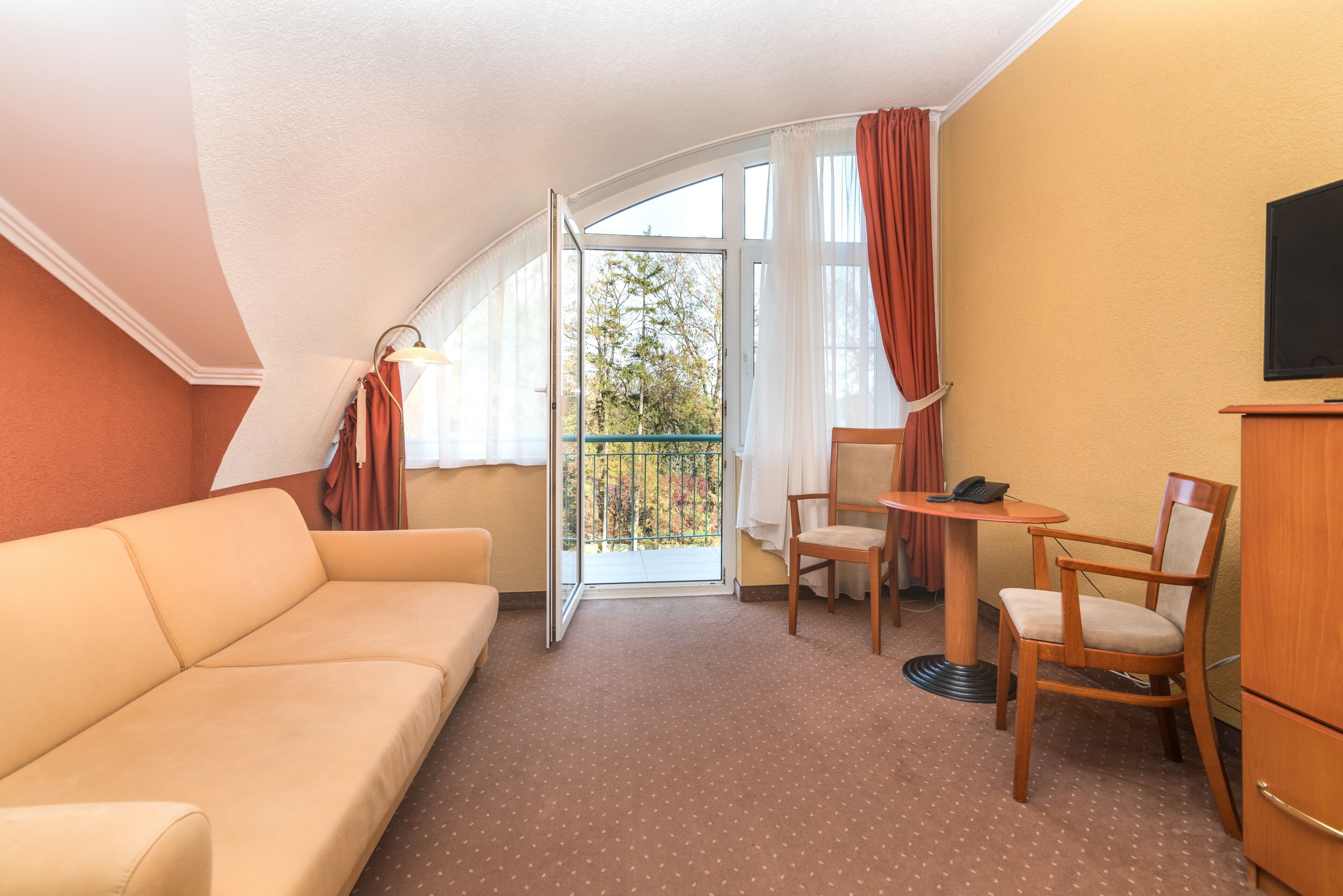 Standard Suite | Minibar, in-room safe, desk, blackout drapes