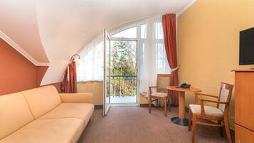 Standard Suite | Minibar, in-room safe, desk, blackout drapes