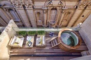 Suite 8 - Executive Suite | Balcon