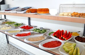 Free daily buffet breakfast - Hotel Davos (Istanbul)