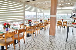 Café da manhã com buffet grátis todos os dias