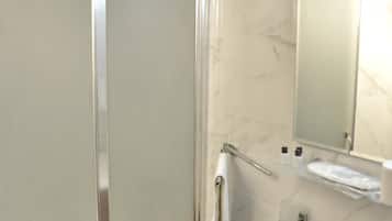 Douche, douche à « effet pluie », articles de toilette gratuits