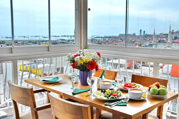 Free daily buffet breakfast - Hotel Davos (Istanbul)