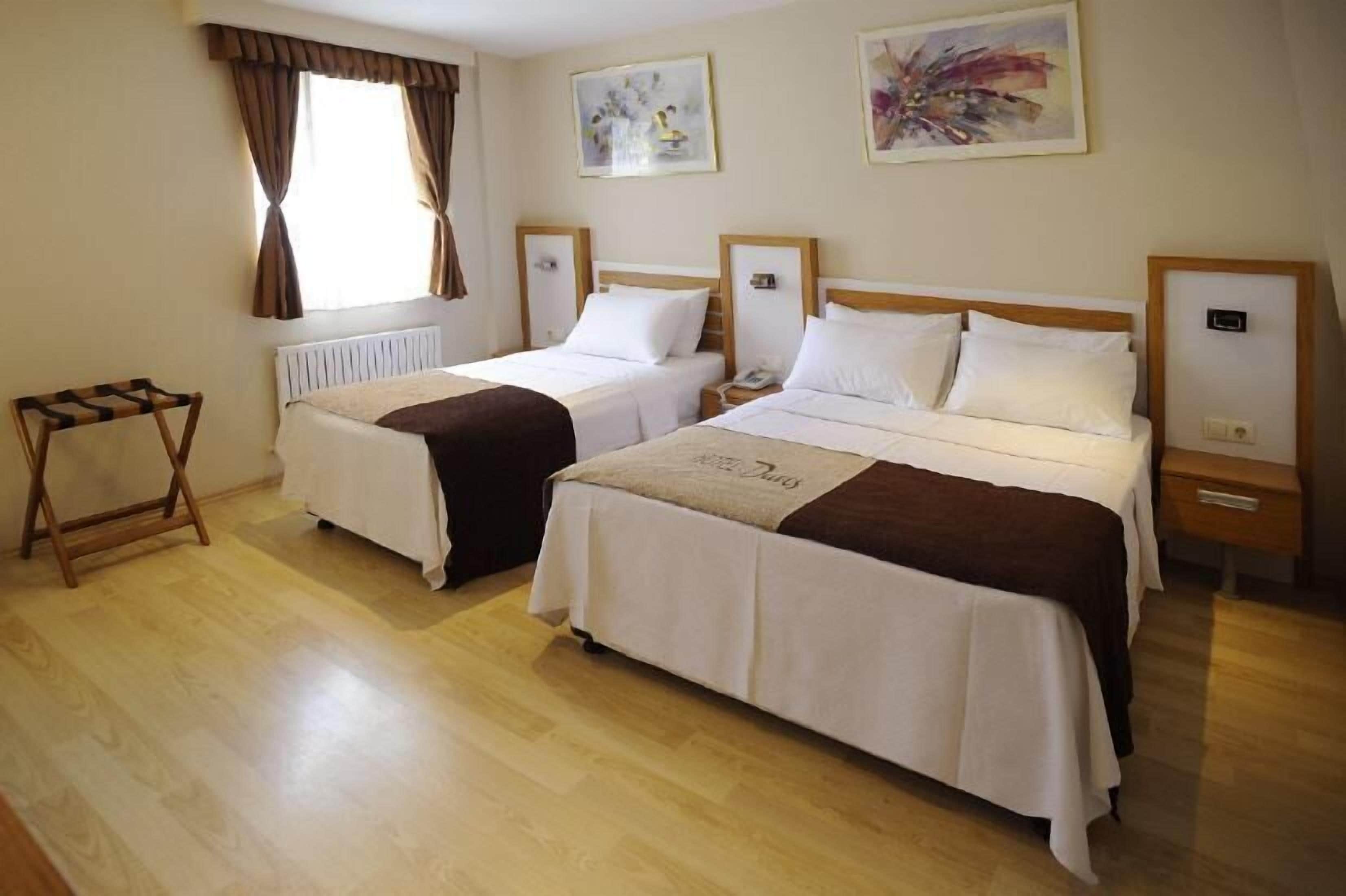 Habitación triple Deluxe | Ropa de cama de alta calidad y minibar 