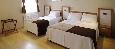 Habitación triple Deluxe | Ropa de cama de alta calidad y minibar