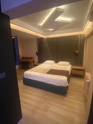 Roupas de cama premium, frigobar, cofres nos quartos