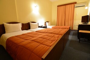 Kolmen hengen huone | Tallelokero huoneessa, ilmaiset vauvansängyt, ilmainen Wi-Fi