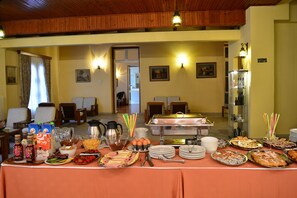 Breakfast (EUR 5.00 per person)