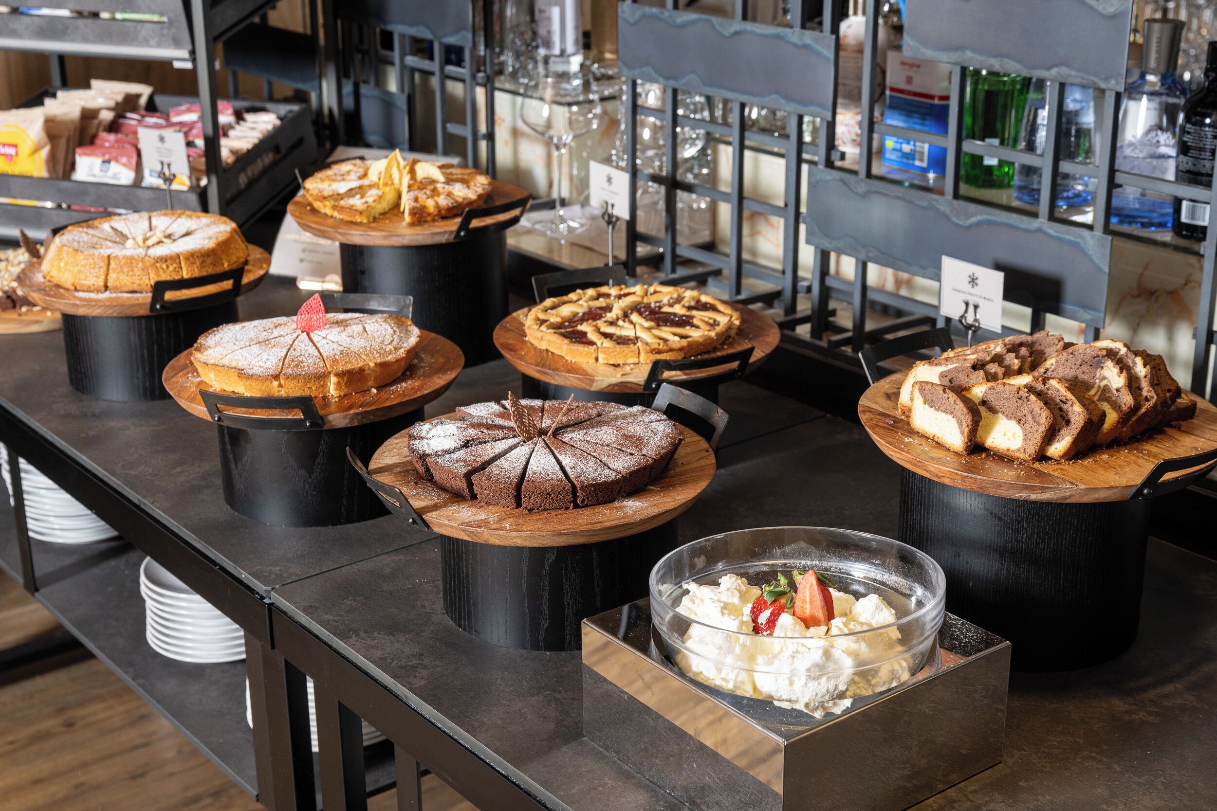 Una variedad de postres expuestos en una mesa de buffet.