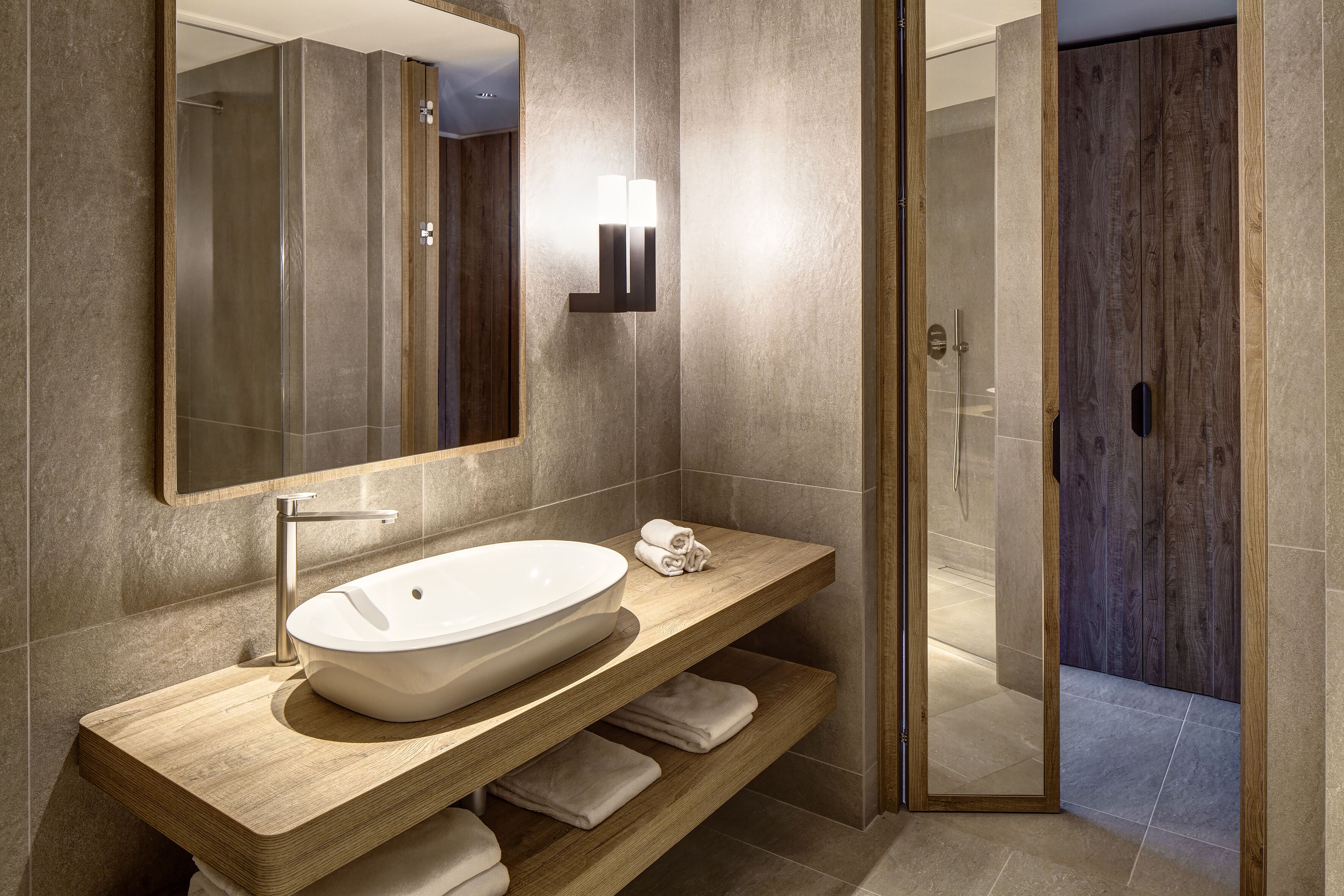 deluxe double or twin room | bathroom | free toiletries, hair dryer, bathrobes, slippers