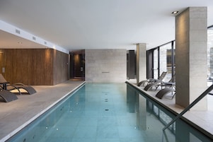 Salas de tratamiento para parejas, un sauna, una bañera de hidromasaje