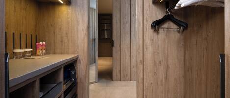 Un vestidor moderno con paneles de madera, una percha y un espejo.