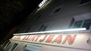 A building with a sign that reads "HOTEL SAINT JEAN" and a lit sign above the entrance. - Hôtel Saint Jean (Bourges)