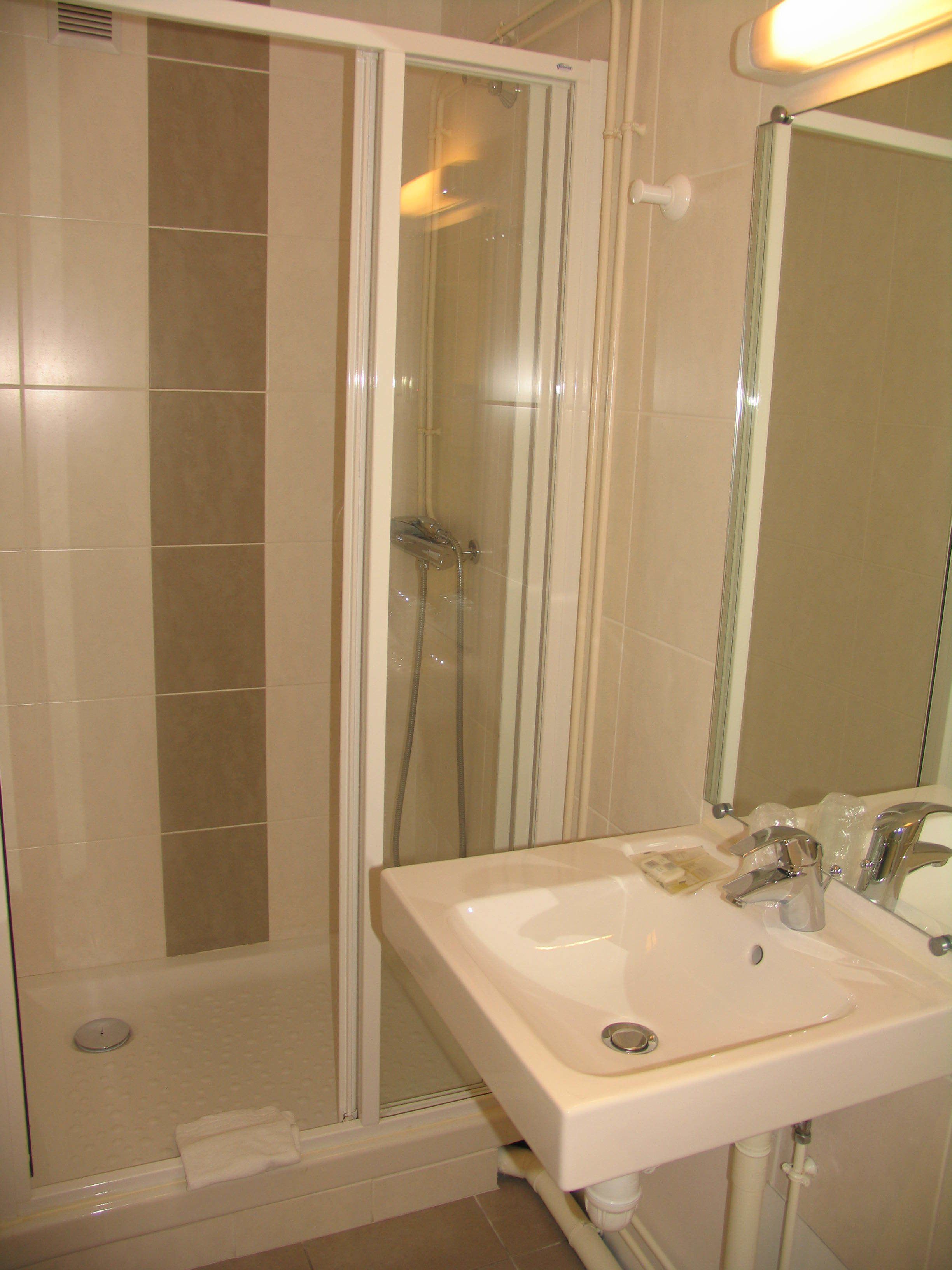 double room, courtyard view | bathroom | shower, free toiletries, hair dryer