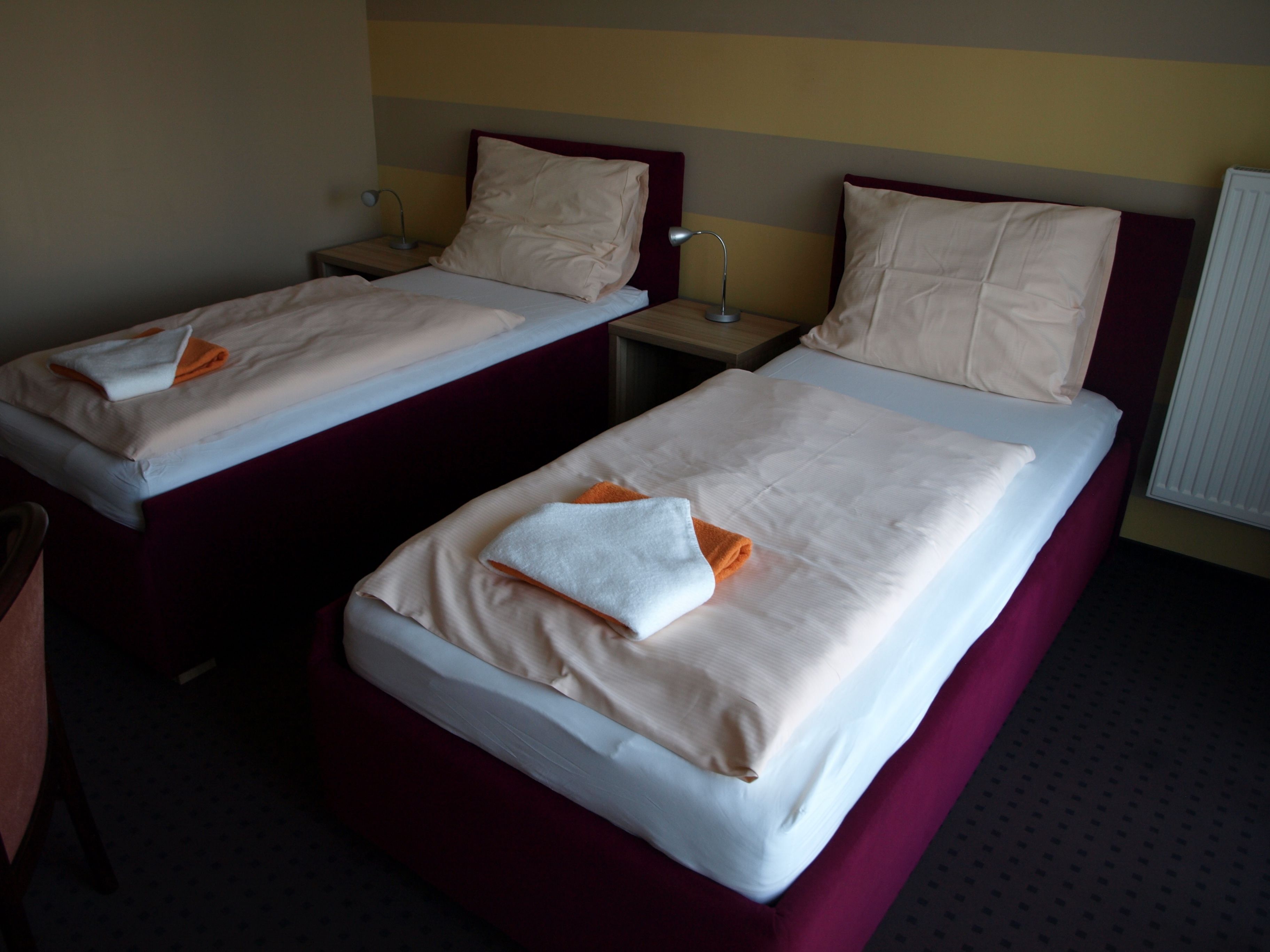 standard twin room | desk, free wifi, bed sheets