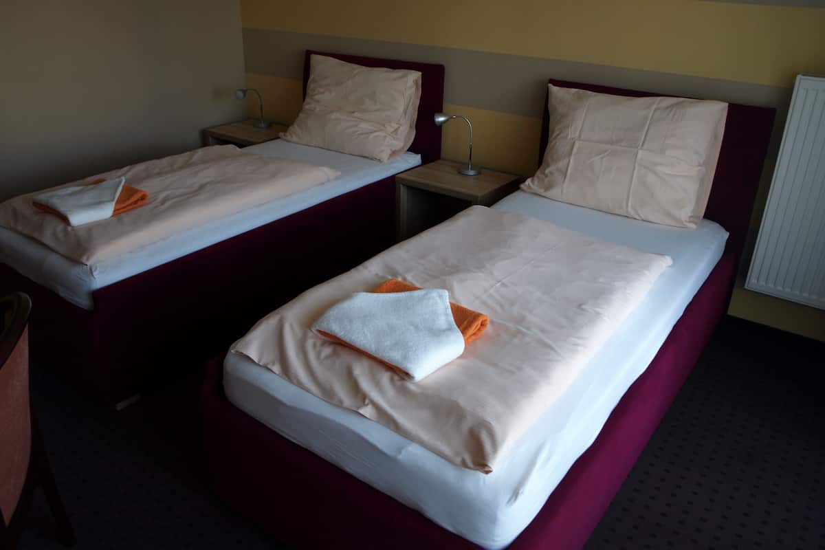 standard twin room | desk, free wifi, bed sheets