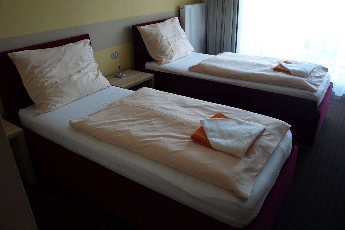 standard twin room | desk, free wifi, bed sheets