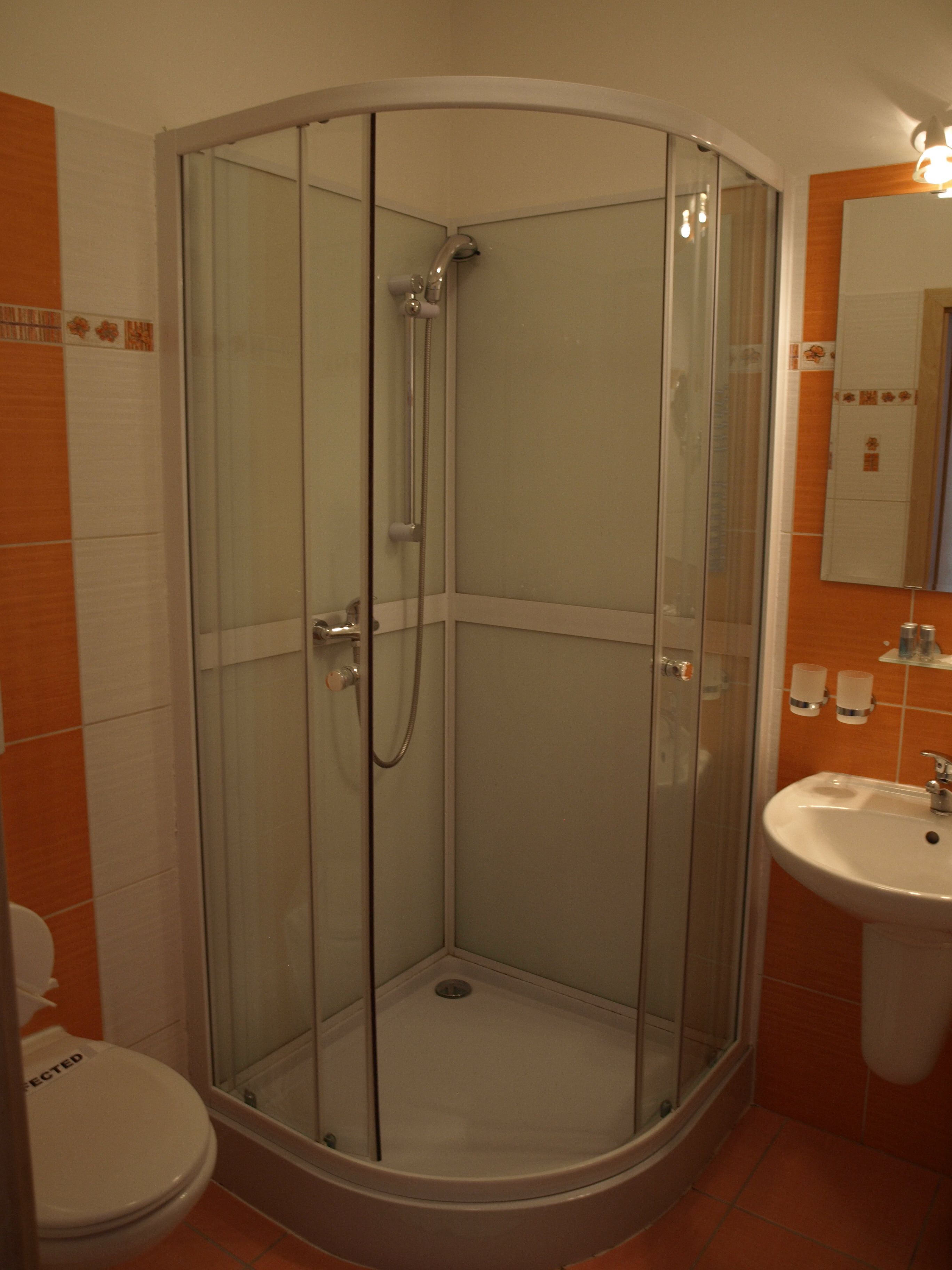 standard twin room | bathroom | shower, free toiletries, hair dryer, towels