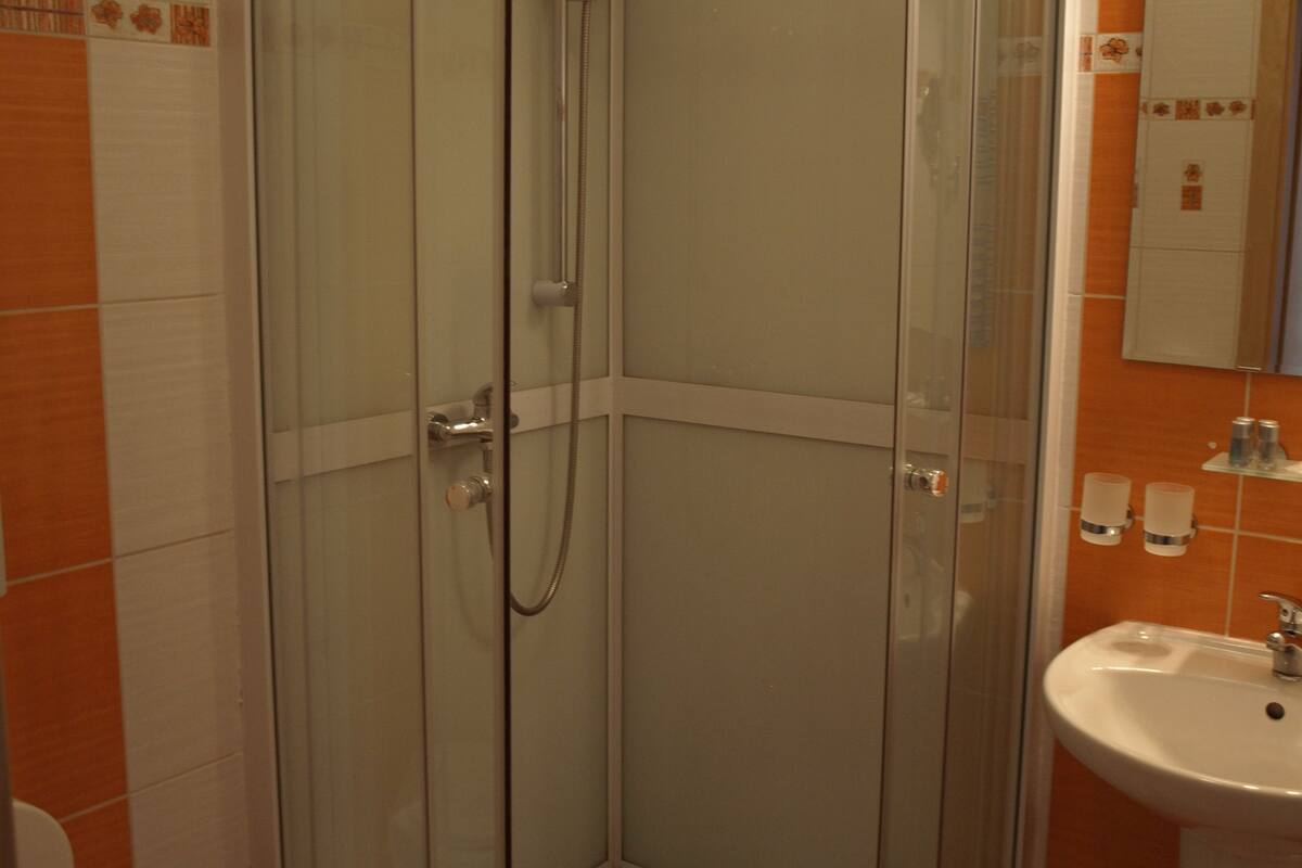 standard twin room | bathroom | shower, free toiletries, hair dryer, towels