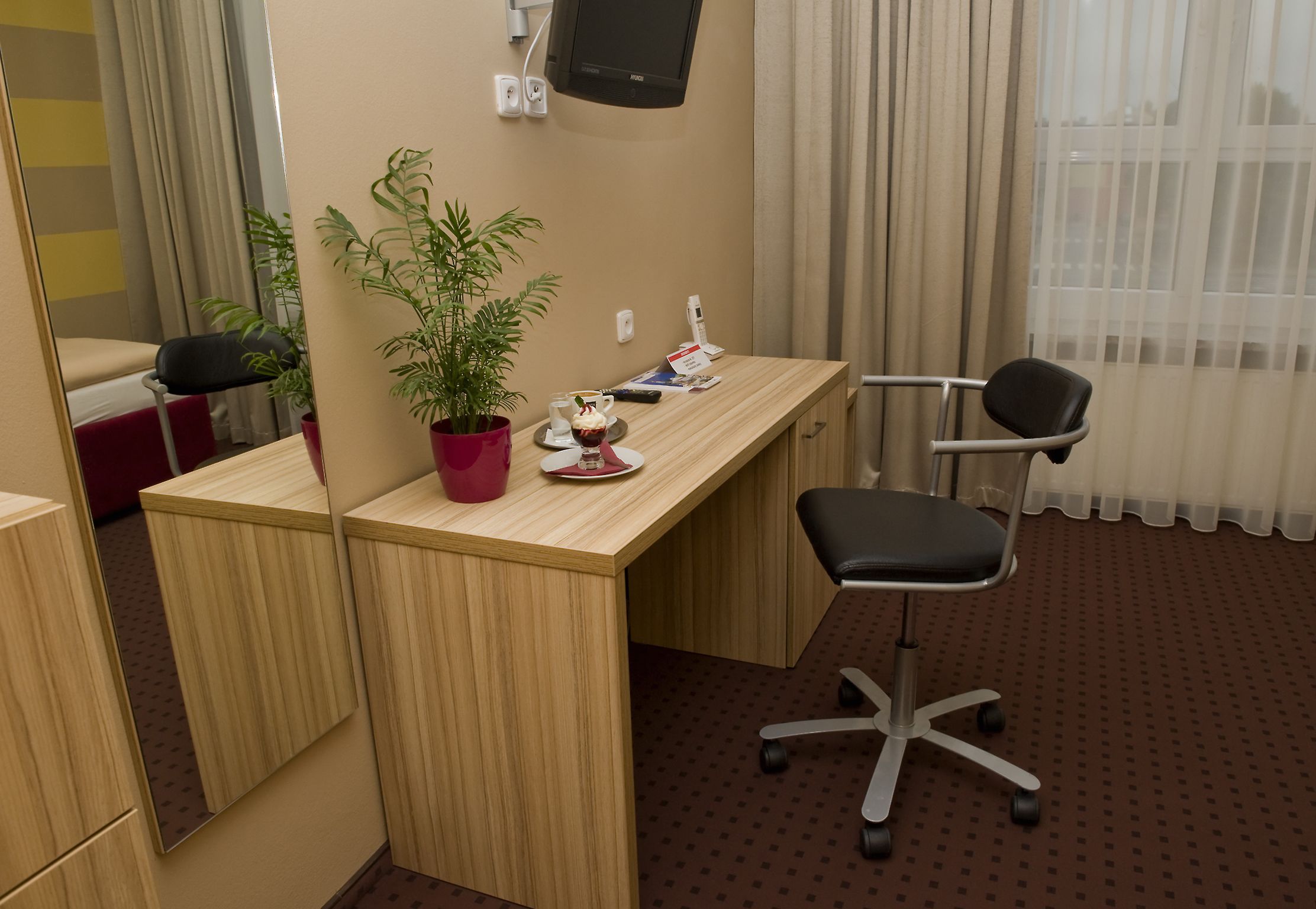 standard single room | desk, free wifi, bed sheets