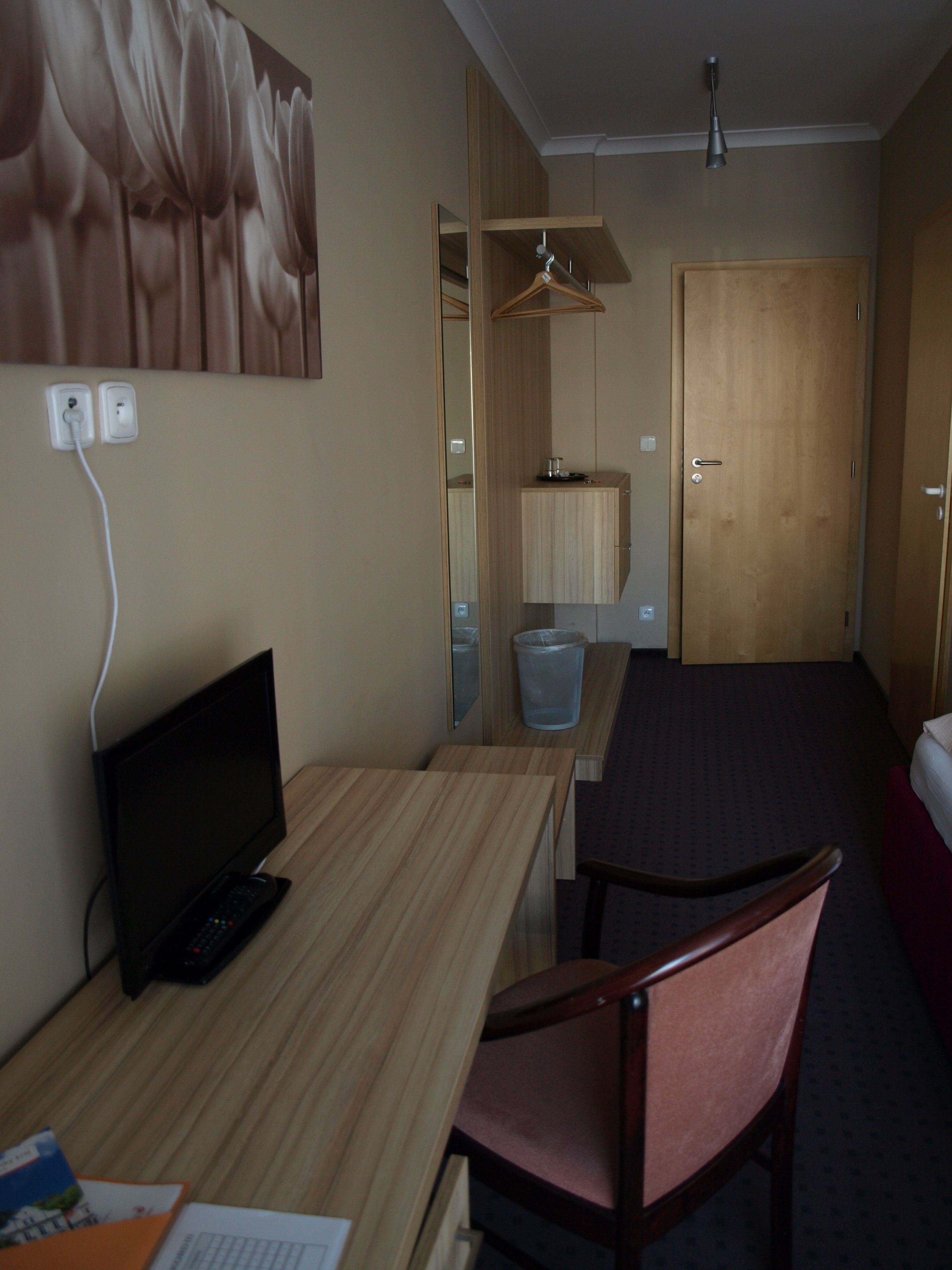 standard twin room | desk, free wifi, bed sheets