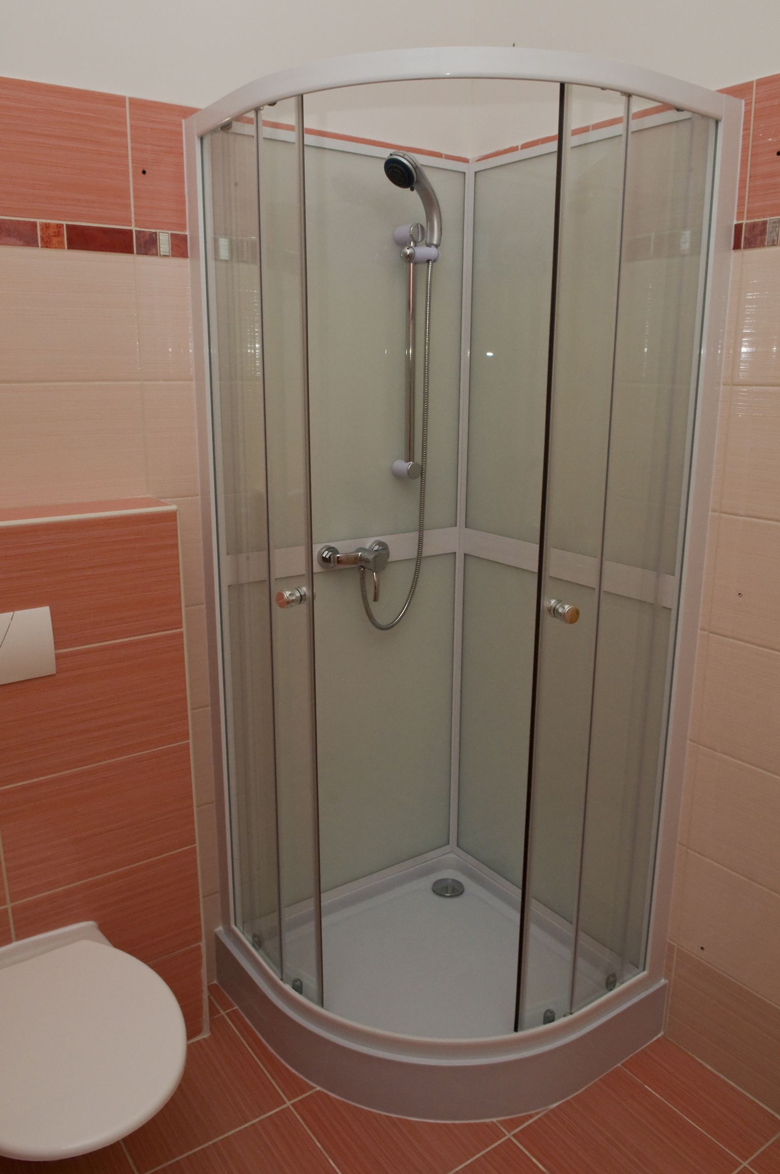 standard double room | bathroom | shower, free toiletries, hair dryer, towels