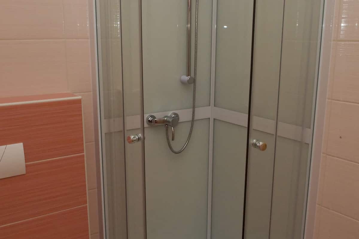 standard double room | bathroom | shower, free toiletries, hair dryer, towels