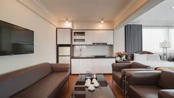 Family Suite, 1 Bedroom, Kitchen, City View (1 King Bed and 2 Single Beds) | Minibar, in-room safe, desk, blackout drapes