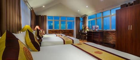 Suite Familiale, 1 chambre, cuisine, vue ville (1 King Bed and 2 Single Beds) | Minibar, coffres-forts dans les chambres, bureau, rideaux occultants