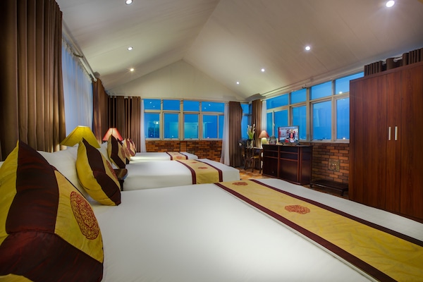 Suite Keluarga, 1 kamar tidur, dapur, pemandangan kota (1 King Bed and 2 Single Beds) | Minibar, brankas, meja kerja, dan tirai kedap cahaya