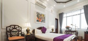 Signature Room | Minibar, in-room safe, desk, blackout drapes