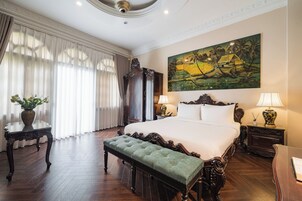 Habitación Deluxe, balcón, vistas a la ciudad | Minibar, caja fuerte, escritorio y cortinas opacas