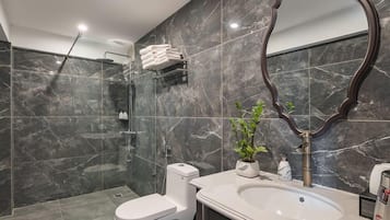 Familiesuite, 1 soverom, kjøkken, byutsikt (1 King Bed and 2 Single Beds) | Bad | Kildevannsbadekar, regndusjhode, designertoalettartikler og hårføner